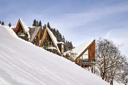 Aussenansicht Winter Baumhäuser | TreeLofts | Schnee | HochLeger Luxus Refugium
