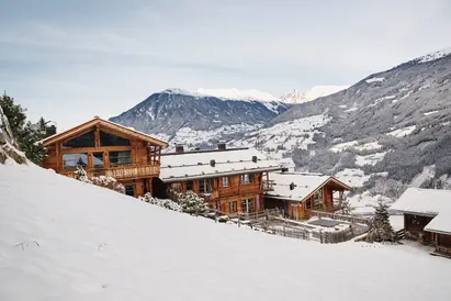 Aussenansicht Winter Chalets | Schnee | HochLeger Luxus Refugium