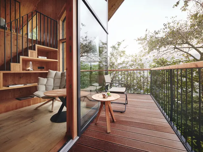TreeLoft PapagenO | Panoramablick | Wohnbereich | Balkon | Baumhaus | 25m² | 2 Personen | HochLeger Luxus Chalets