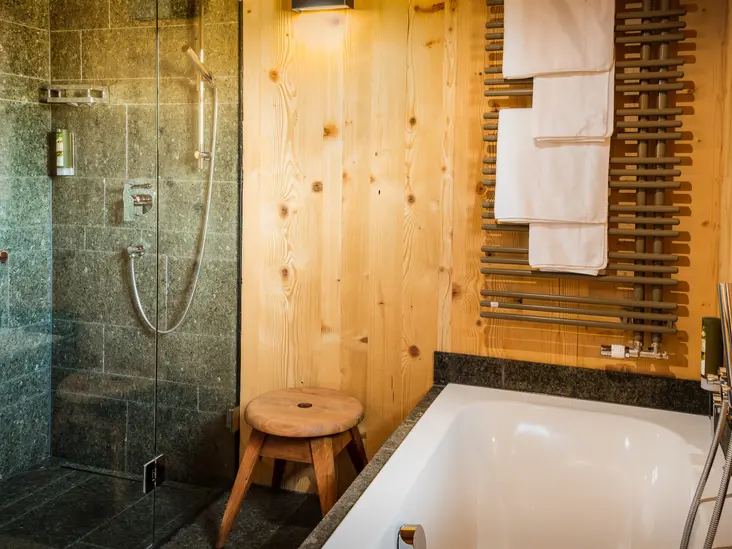 Jagdchalet | Badezimmer mit Badewanne und Dusche| 108 m² | 4-8 Personen | HochLeger Luxus Chalets